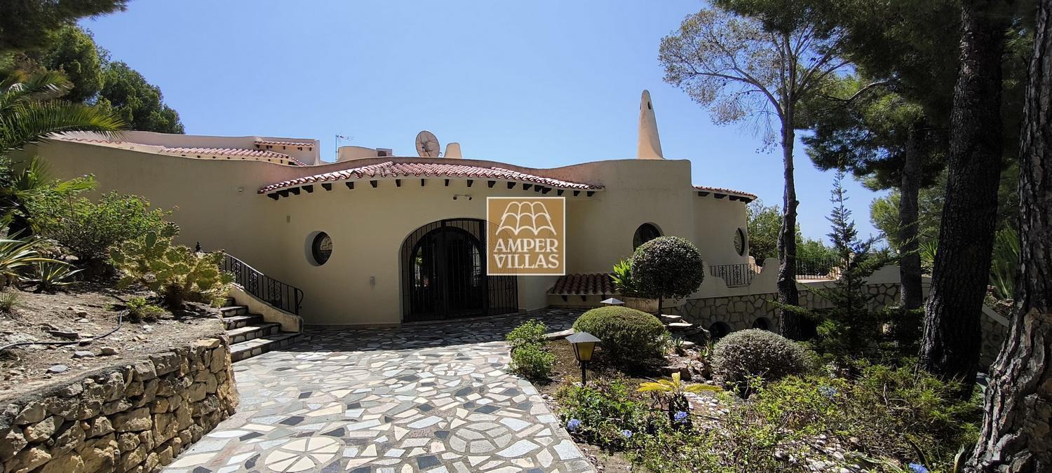 Fantastic villa with large plot, offering privacy and sea views.